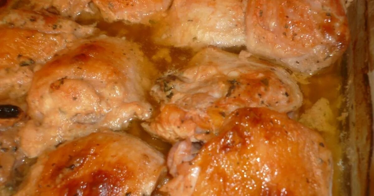 Куриные бедра запеченные в духовке. Бедра запеченные в духовке. Бедра в духовке с хрустящей корочкой. Бедрышки в духовке с корочкой рецепт. Куриные бедра в духовке.