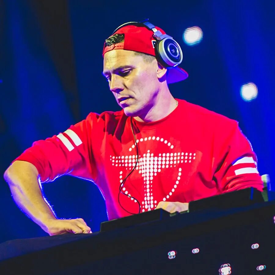 Dj tiesto in my memory. Tiesto жена. Tiesto. Tiësto - in search of sunrise 1. Tiesto swimming paul.