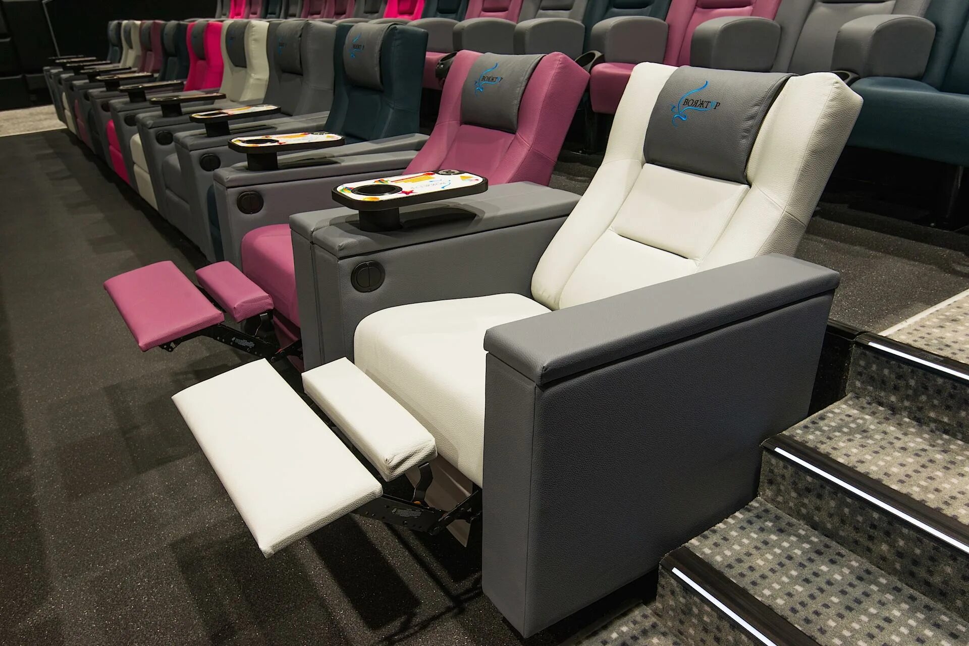 Сильвер скрин минск. Silver Screen Cinemas Минск. Silver Screen в ТРЦ Arena City, Беларусь, Минск Premier Sofa. Сильвер Молл вип зал.