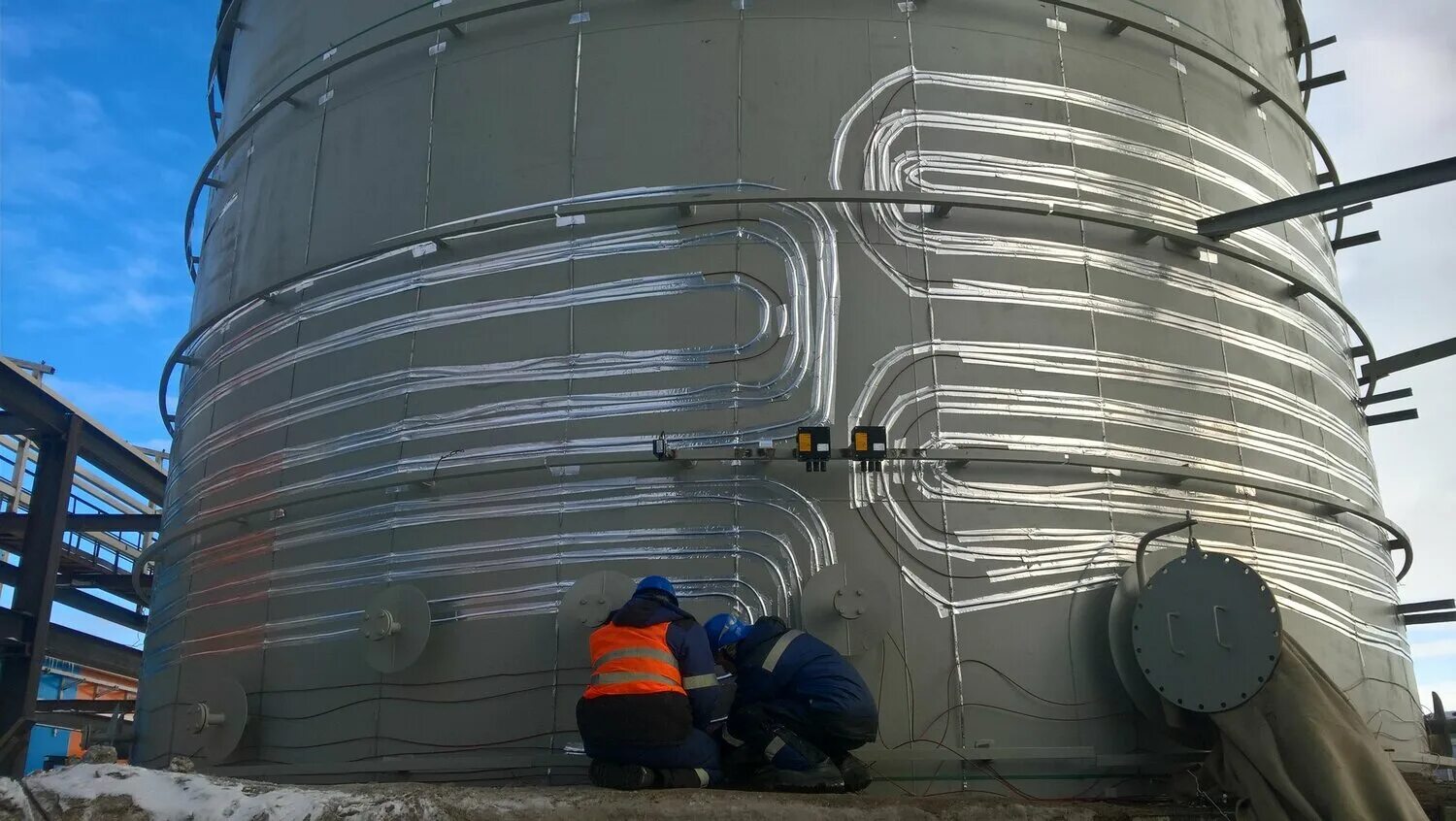 трубопровод и резервуары. трубопровод и резервуары. рвс 2000 м3. трубопроводы перекачивающих предприятий. запорная арматура на трубе.