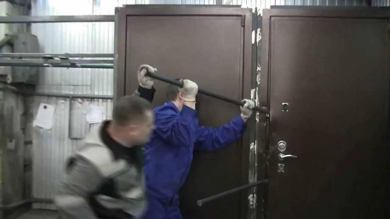 Как открыть двери в хср. Вскрытие входных дверей. устройство для вскрытия металлических дверей. отжатая металлическая дверь. отжим двери.