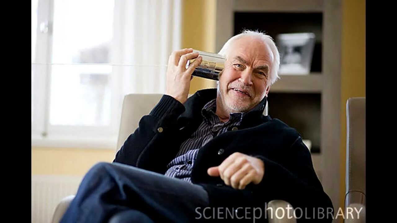 Man with a can. Пожилой мужчина в кресле фото. пожилой мужчина в наушниках. old man with phone. old man holding phone.