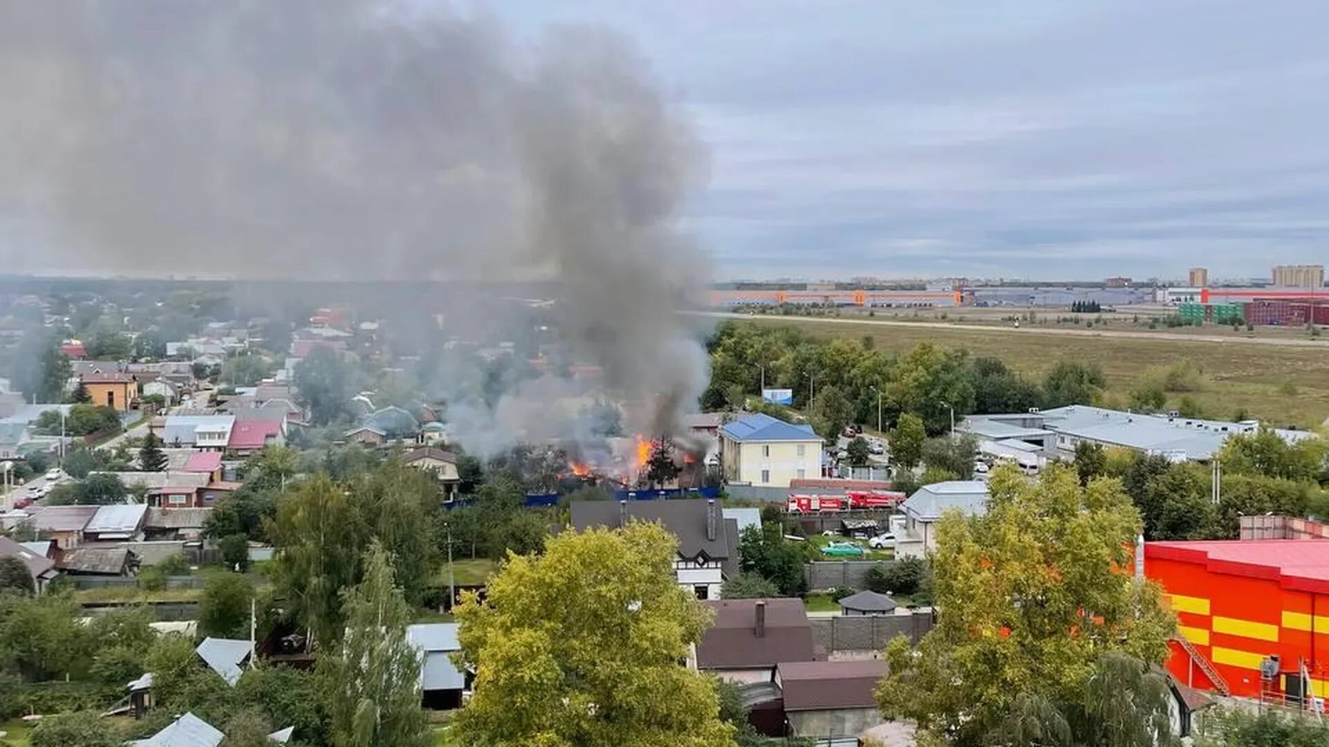 Пожарные тушат пожар. Горящее здание. Пожар 11. 08 2024. Пожар в частном доме.