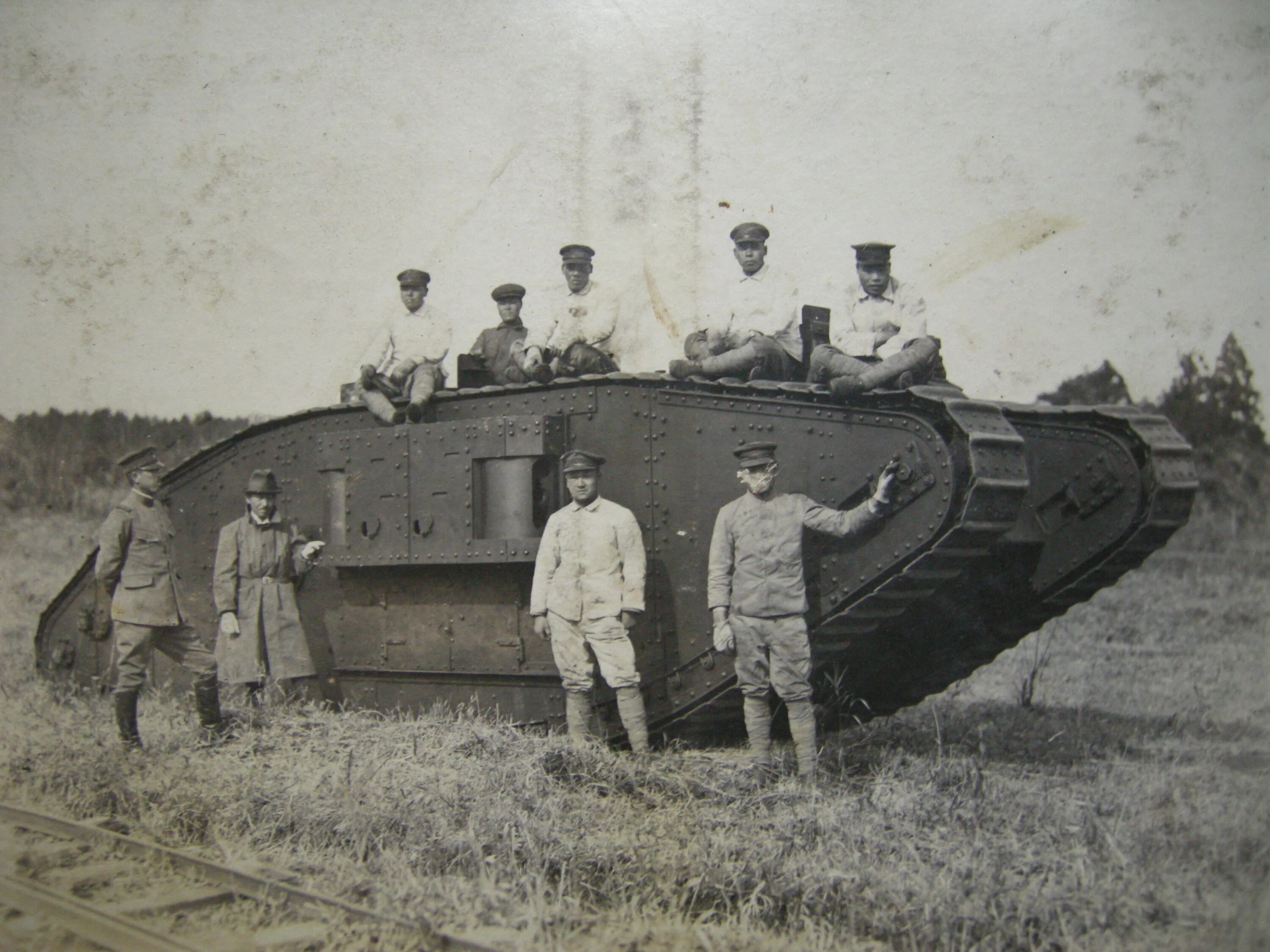 Танковые войны 1. Английский танк 1916.