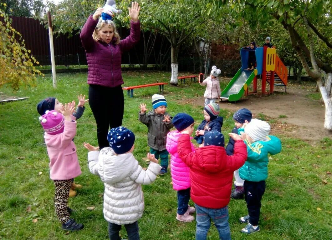 Прогулка ясли. Прогулка в детском саду. дети на прогулке в детском саду. прогулка детей на улице в доу. прогулка на свежем воздухе в детском саду.
