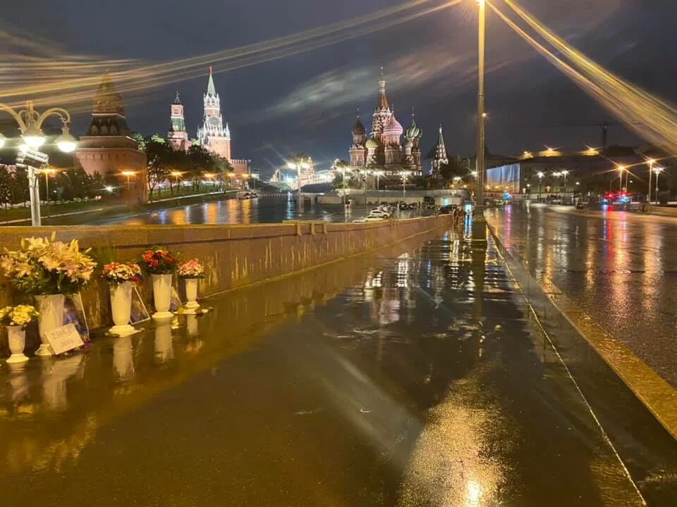 Вечер 1 4 24. Большой Москворецкий мост вечером. Мост в Москве в дождь. Город в марте вечером фото. Люди на Тучковом мосту вечером фото.