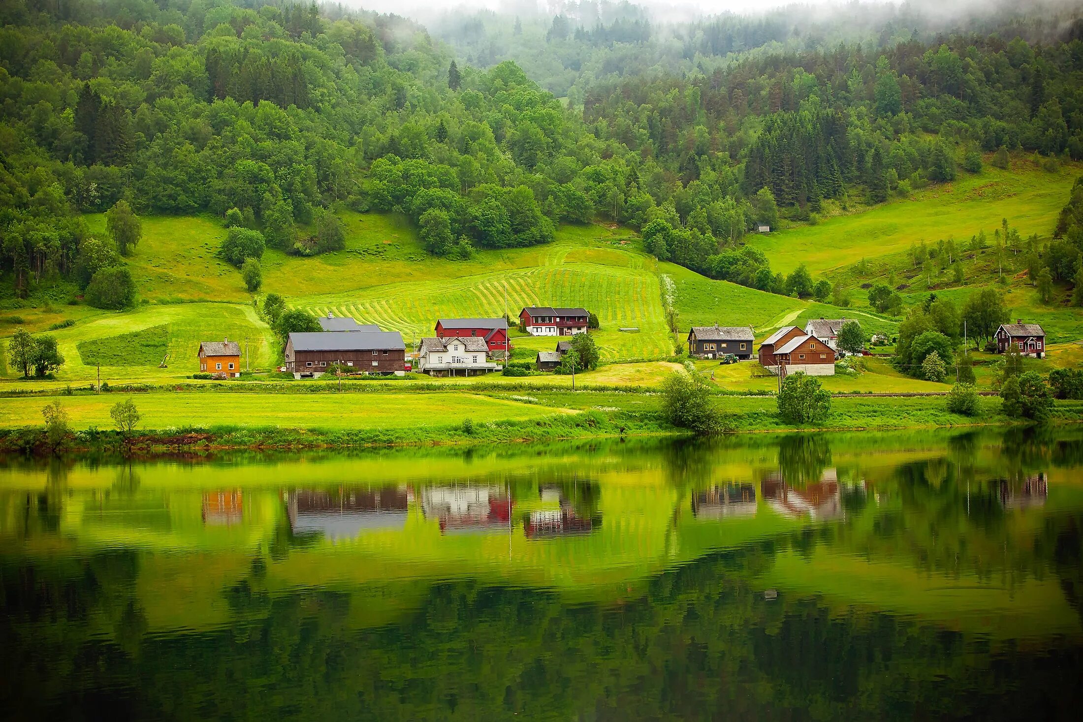 Норвегия Долина деревня. Озеро Стрюн, Норвегия. Норвегия холмы. Норвегия Сельская местность фермы. Картинка на рабочий стол деревня