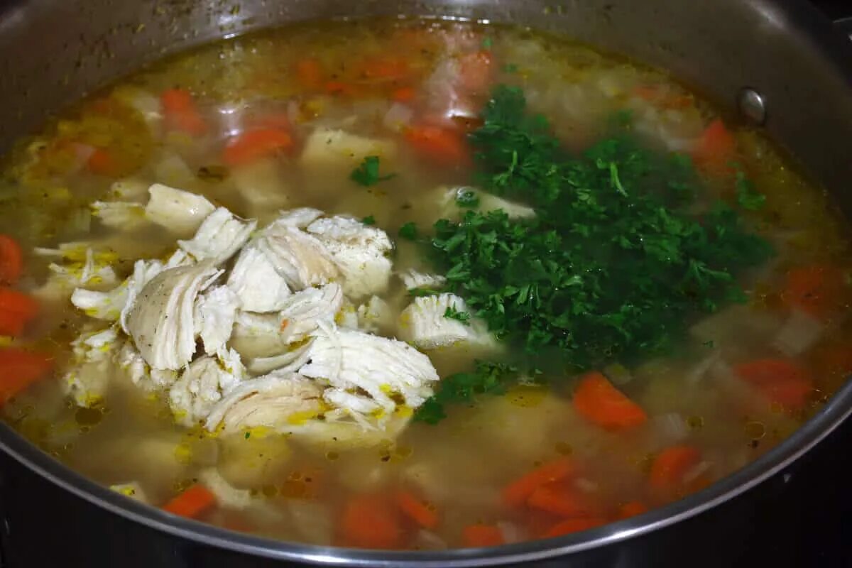 Суп в домашних условиях из курицы. Суп в кастрюле. Кастрюлька с супом. Супчик в кастрюле. Куриный супчик в кастрюле.
