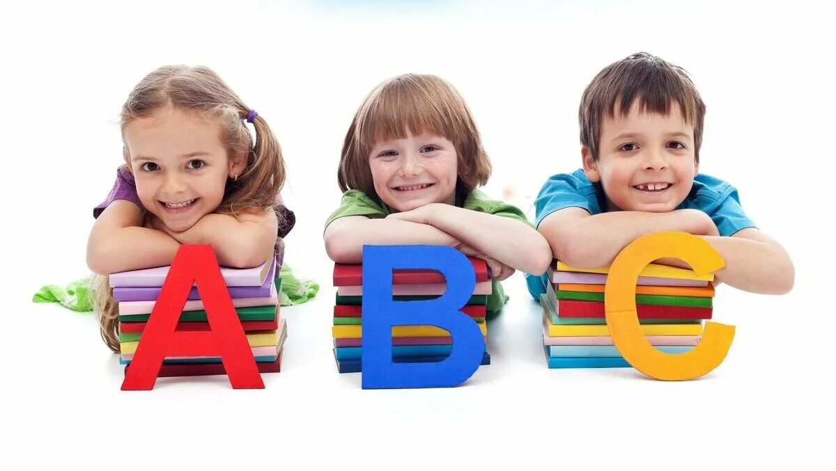 English для детей. Иностранные языки для детей. Ребенок с английским флагом. Английский для детей. Бесплатный учить английский ребенку.