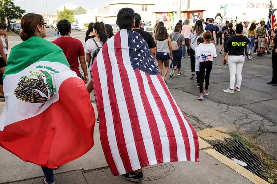 Мексиканские люди с флагом. Девушка с флажком Мексики. СШАНЕЦ. Мексика митинг