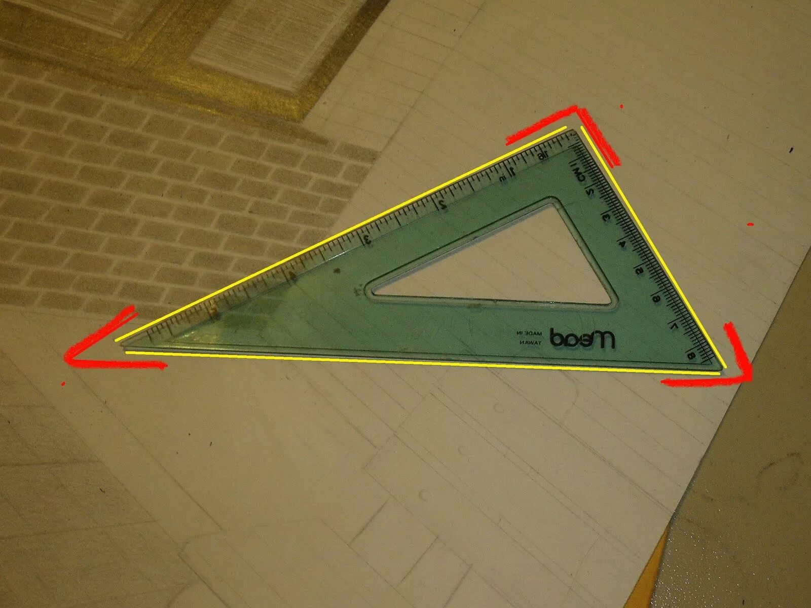 Треугольник снизу. Золотой треугольник с прямым углом. Фото треугольника геометрия. Педальный треугольник. Прямой угол кладка угольник.