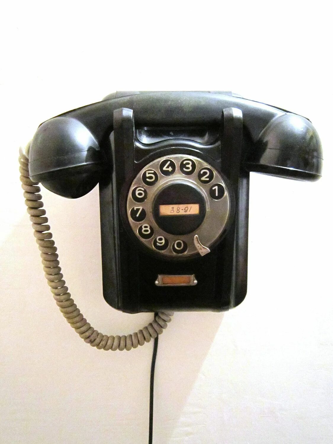 Копии старых телефонов. Старинный телефонный аппарат. Телефонный аппарат с диском. Настенный телефонный аппарат ретро. Старый телефон.