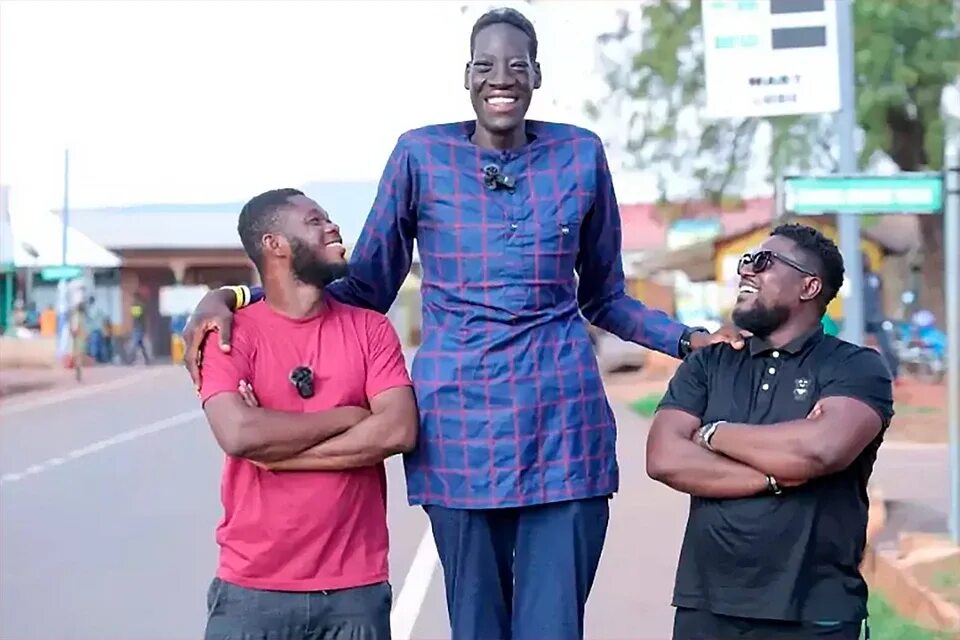 7 метров 89 сантиметров. Самый высокий человек темнокожий. Самый высокий человек 2023. Гигант Абдула Самед из Ганы. Самые высокие люди в Африке.