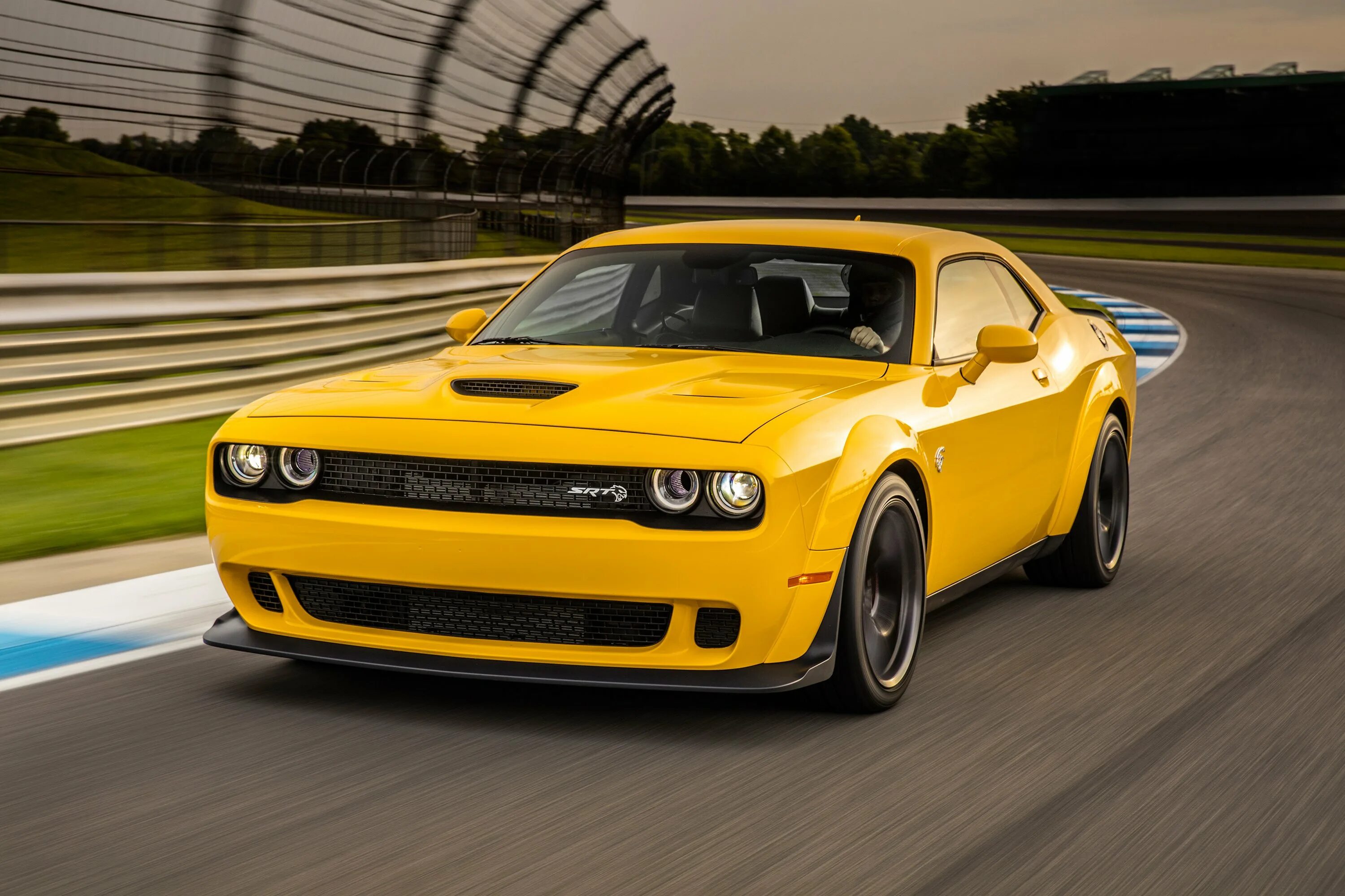 Додж челленджер 2018. Додж Челленджер Хелкат 2018. Dodge Challenger СРТ. Дождь Челленджер Хеллкэт. Додж Челленджер Хэллкэт.