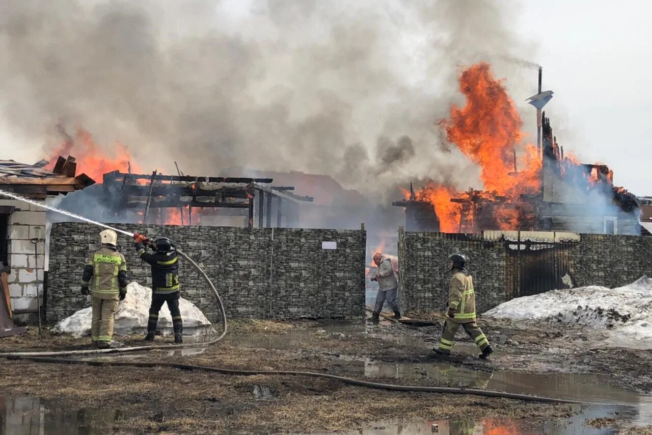 горит автосалон в кемерово.