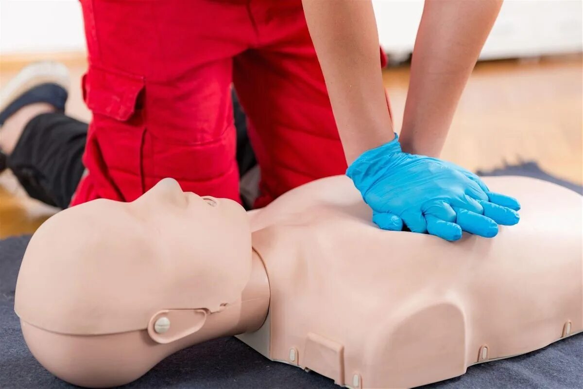 Важность оказания первой помощи. First Aid CPR. Манекен для отработки навыков сердечно-легочной реанимации (СЛР). Оказание первой помощи. Манекен для оказания первой медицинской помощи.