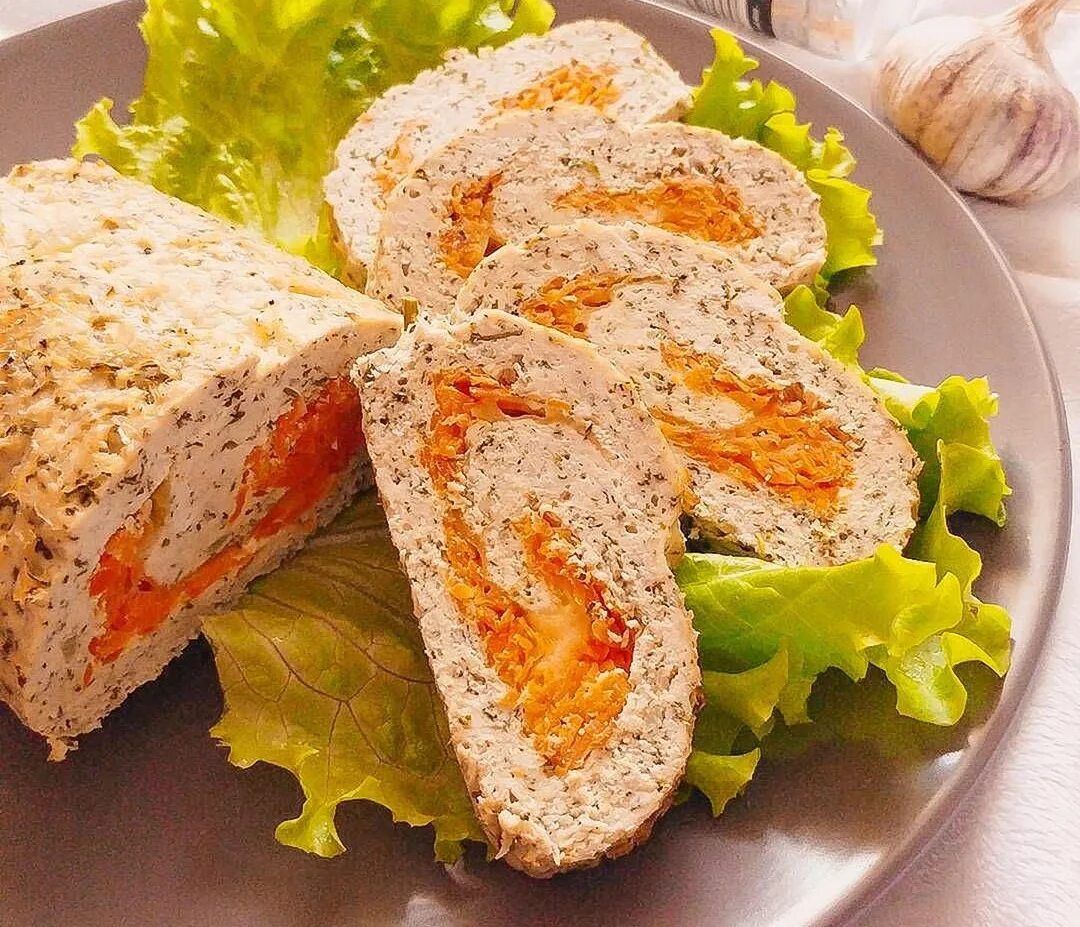Куриное филе рулетом рецепты. Куриный рулет с морковкой. куриные рулетики с морковкой. рулетики из куриного филе. рулет из курицы с морковью.