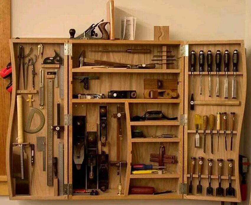 Домашняя мастерская своими руками сделай сам. Шкаф для столярного инструмента. Шкаф для инструментов из дерева. Шкаф в столярной мастерской. Стеллажи для столярного инструмента.
