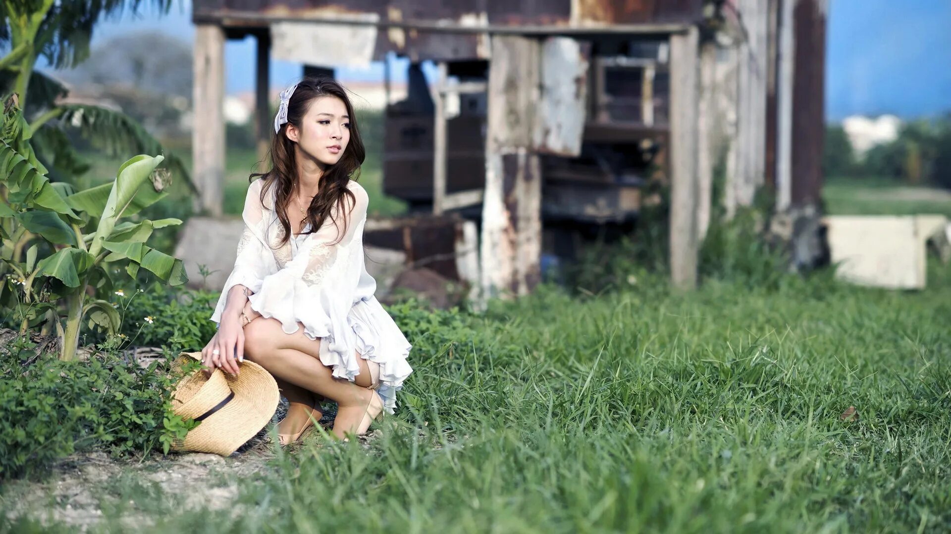 Красивый домик для девочек. Девушка в красивом доме. Девушка дома. Девочка на крылечке. Домик в лесу с людьми.