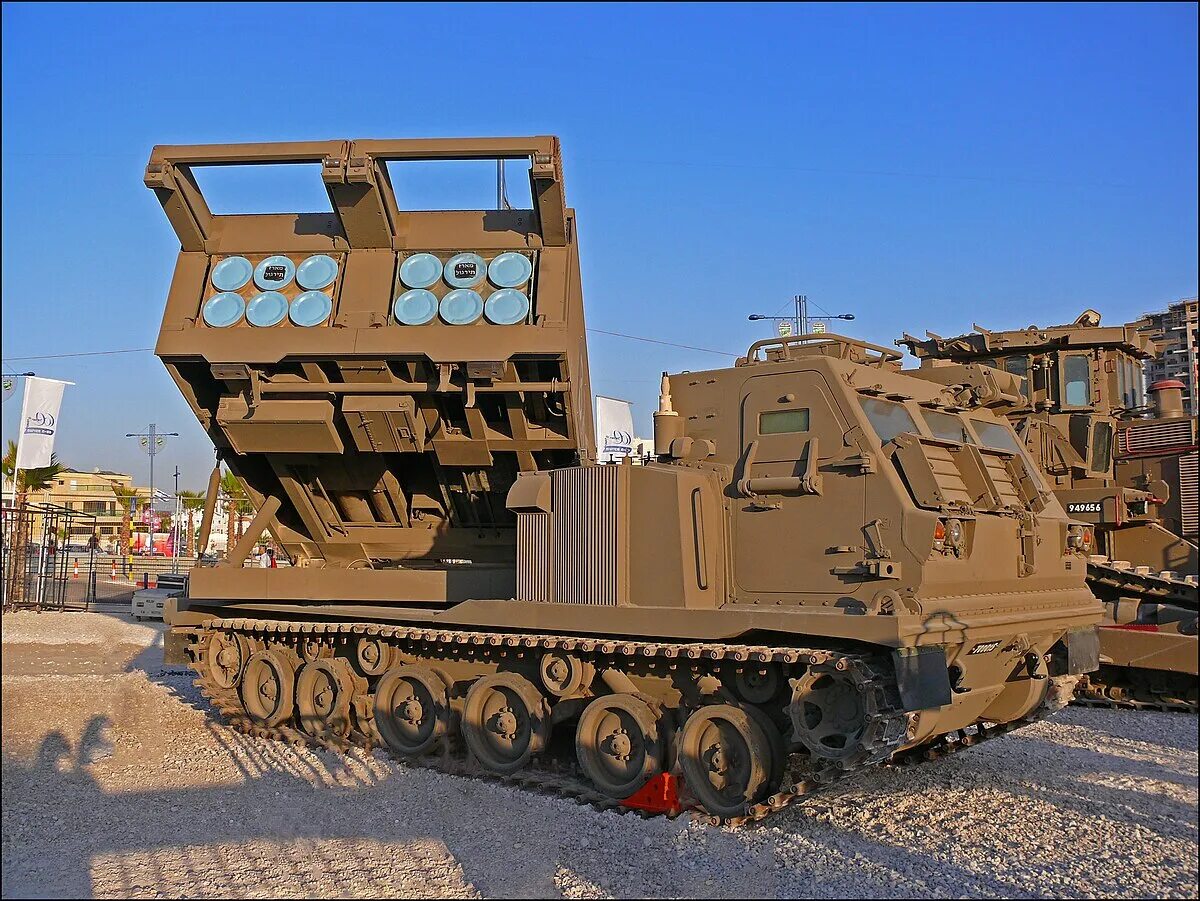 Реактивных систем залпового огня mlrs. M270 mlrs. рсзо м270 mlrs. реактивная система залпового огня м270. американская рсзо м270.