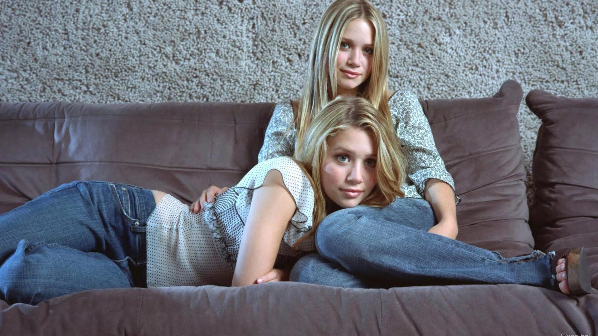 фотосессия двух девушек в студии. элли бамбер козетта. старшая и младшая сестра. эшли ольсен сёстры-близнецы. близнецы взрослые.