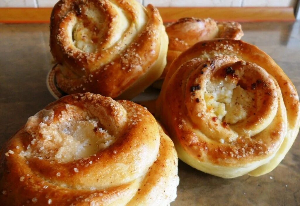 Дрожжевые булочки с творогом. Домашняя выпечка. Булочки с ореховой начинкой. Сдобные булочки с творогом. Булочки с творогом.