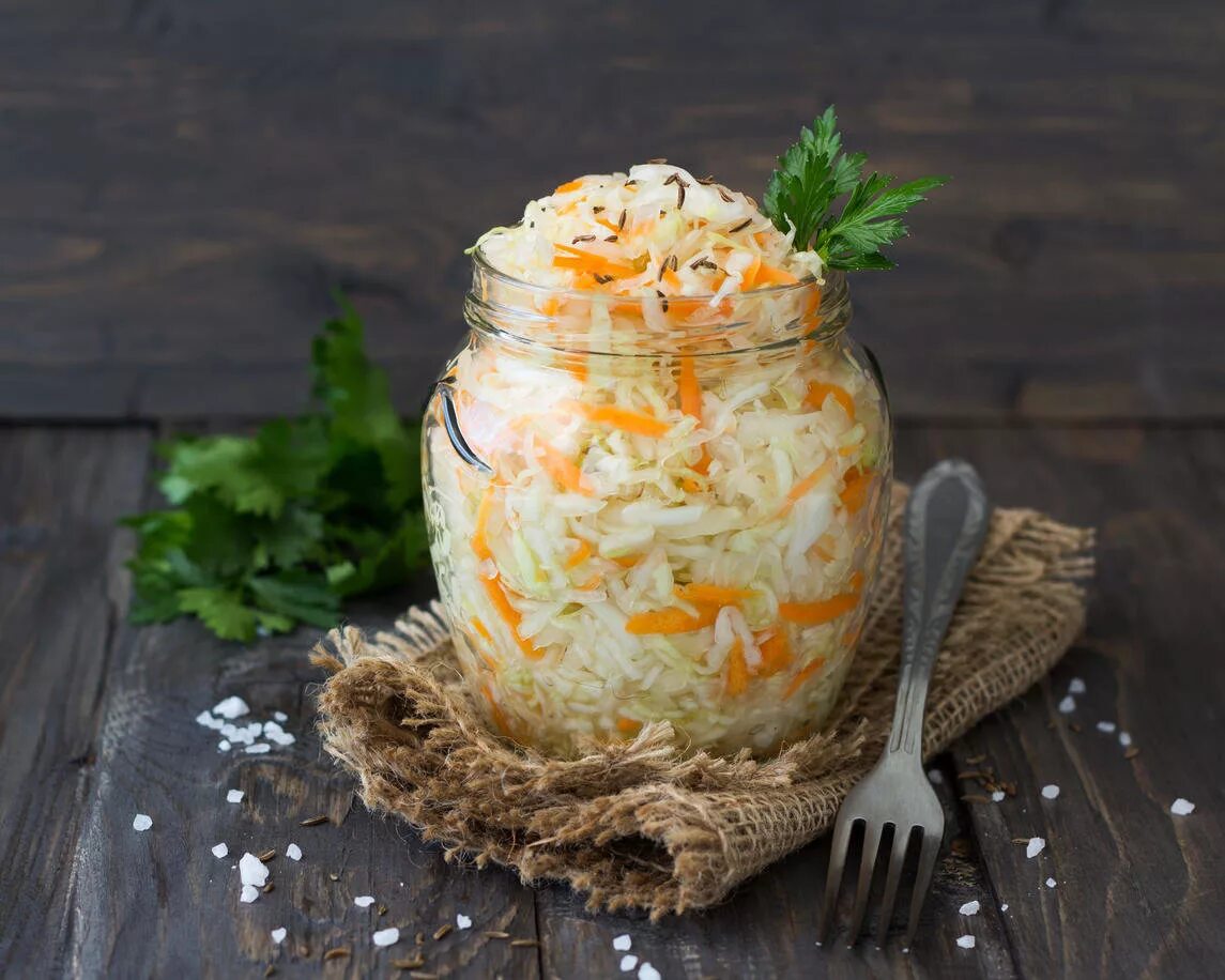 Вкусная капуста на зиму очень хрустящая квашеная. Капуста белокочанная квашеная. соленая капуста. капуста квашеная ферментированная. квашеная пробиотическая капуста.