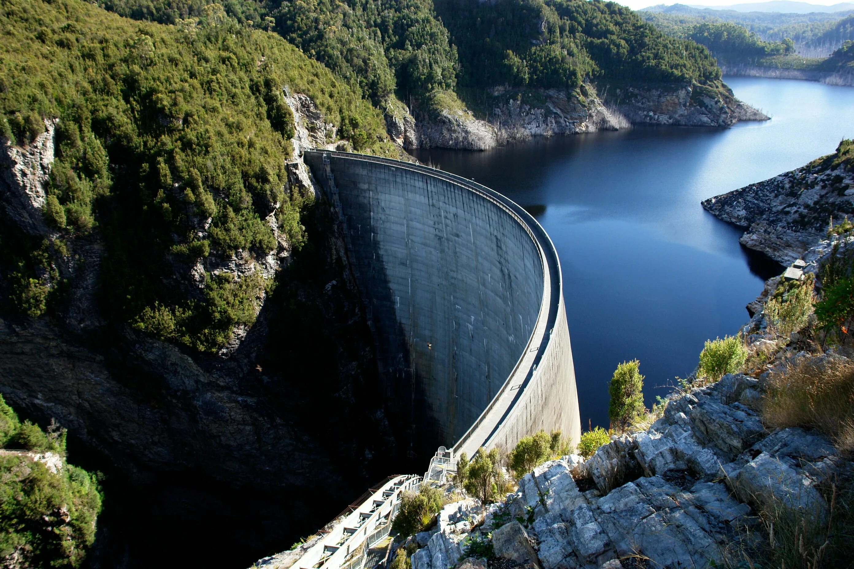 Дамба это простыми словами. Водохранилище Ледибауэр, Англия. Дамба Мовуазен Швейцария.