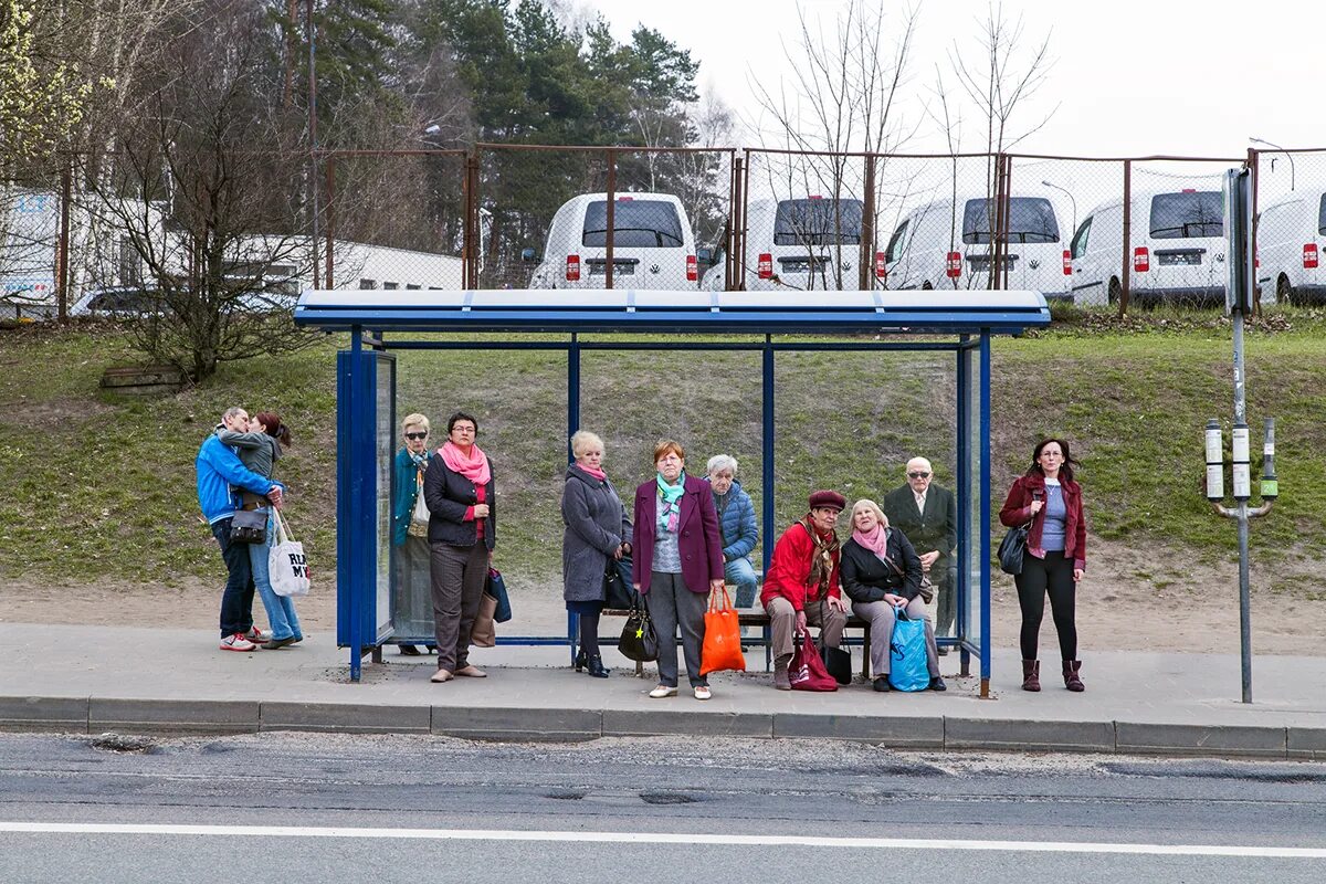 На автобусной остановке остановился автобус. Люди на остановке. Автобусная остановка с людьми. Пассажиры на остановке. Люди ждут автобус на остановке.