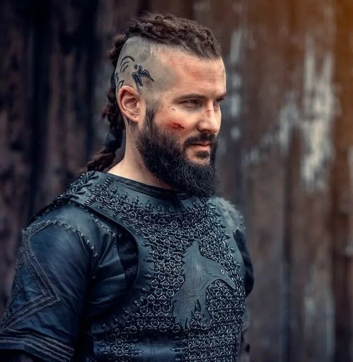 трэвис фиммел викинги. рагнар лодброк викинги. рагнар йонассон. рагнар лодброк стрижка. рагнар лодброк стрижка.