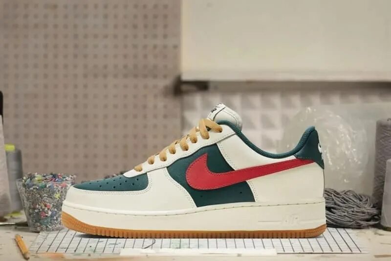 Гуччи найк. Nike Air Force 1 Gucci. Nike Air Force Gucci. Air Force Nike коллаборация с гуччи. Nike коллаборация гуччи.