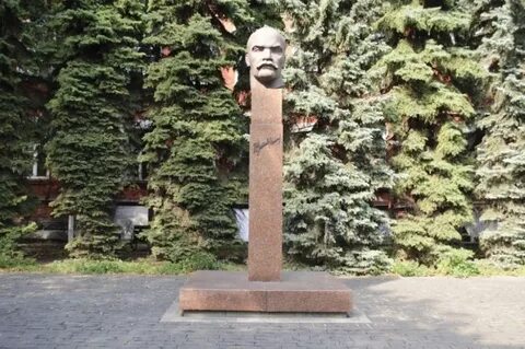 Памятник ели