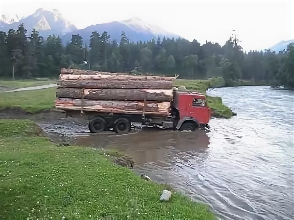 КАМАЗ В брод. Брод Черкесск. Приколы про КАМАЗЫ видео. КАМАЗ В омуте. Украли камаз с тюльпанами