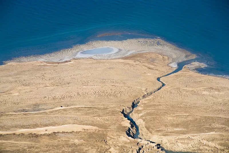 Самая глубокая впадина в евразии. Впадина мертвого моря. Мёртвое море Гхор. Впадина Гхор. Голубая впадина мёртвое море.