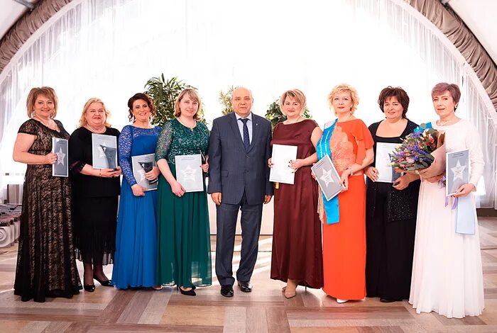 продавец женщина пенсионерка. взрослые за компьютером. женщины на вахте. работа самара вакансии. работа для женщин в самаре после 50.