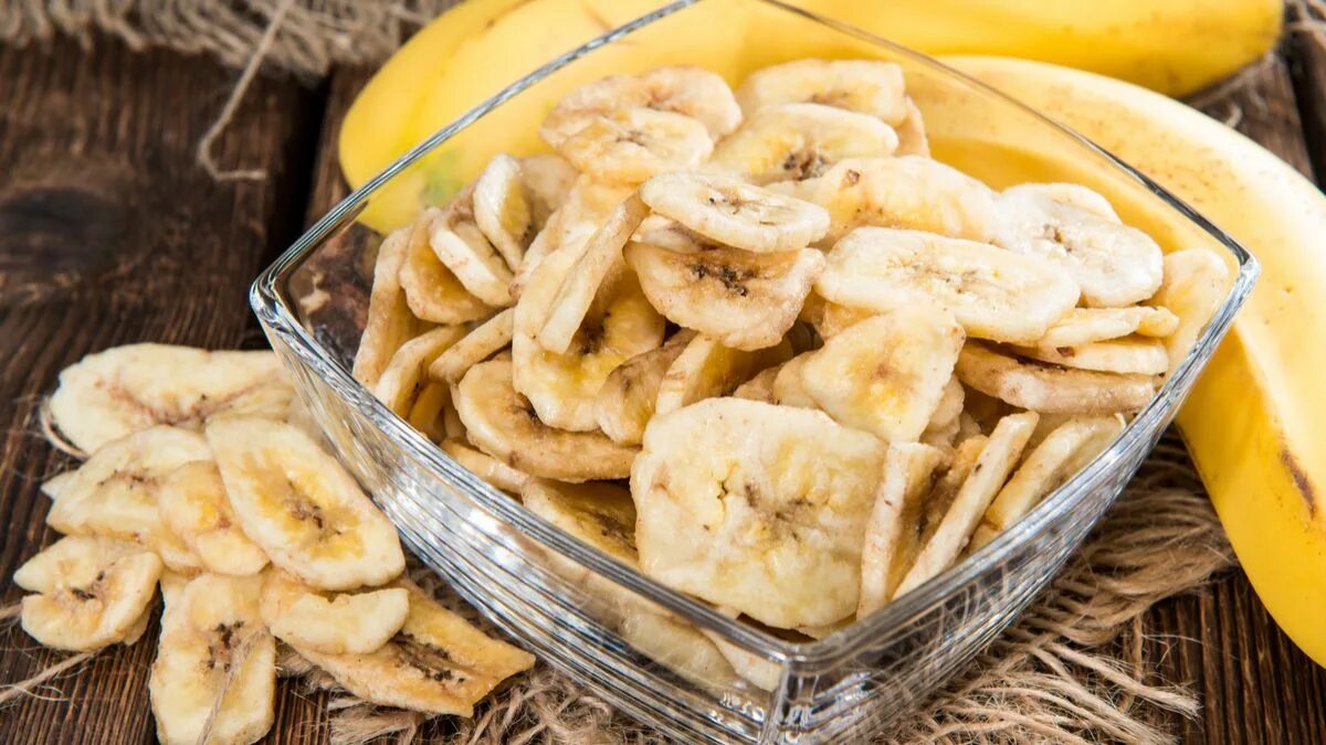 Банановые чипсы. Сушеные бананы. Сушеные бананы чипсы. Банановые чипсы в сушилке для фруктов.