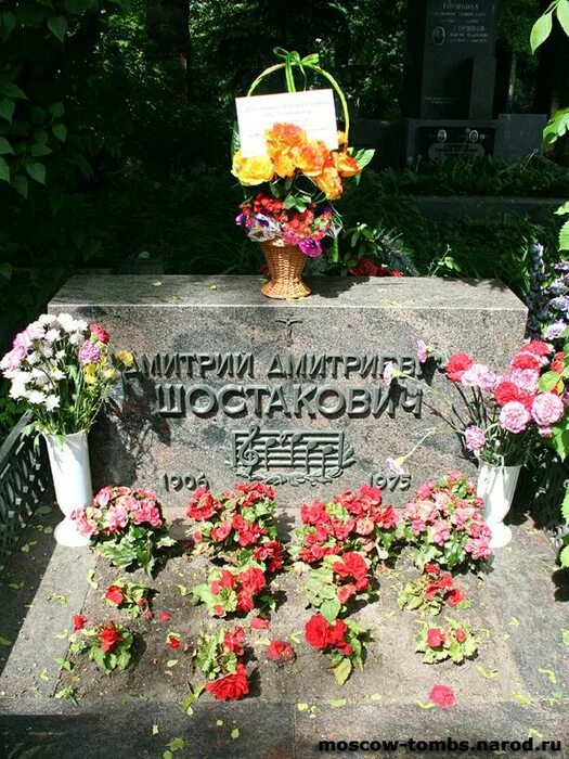 Где похоронен композитор. Дмитрий шостакович могила. Могила шостаковича на новодевичьем кладбище. Где похоронен композитор. Где похоронен композитор.