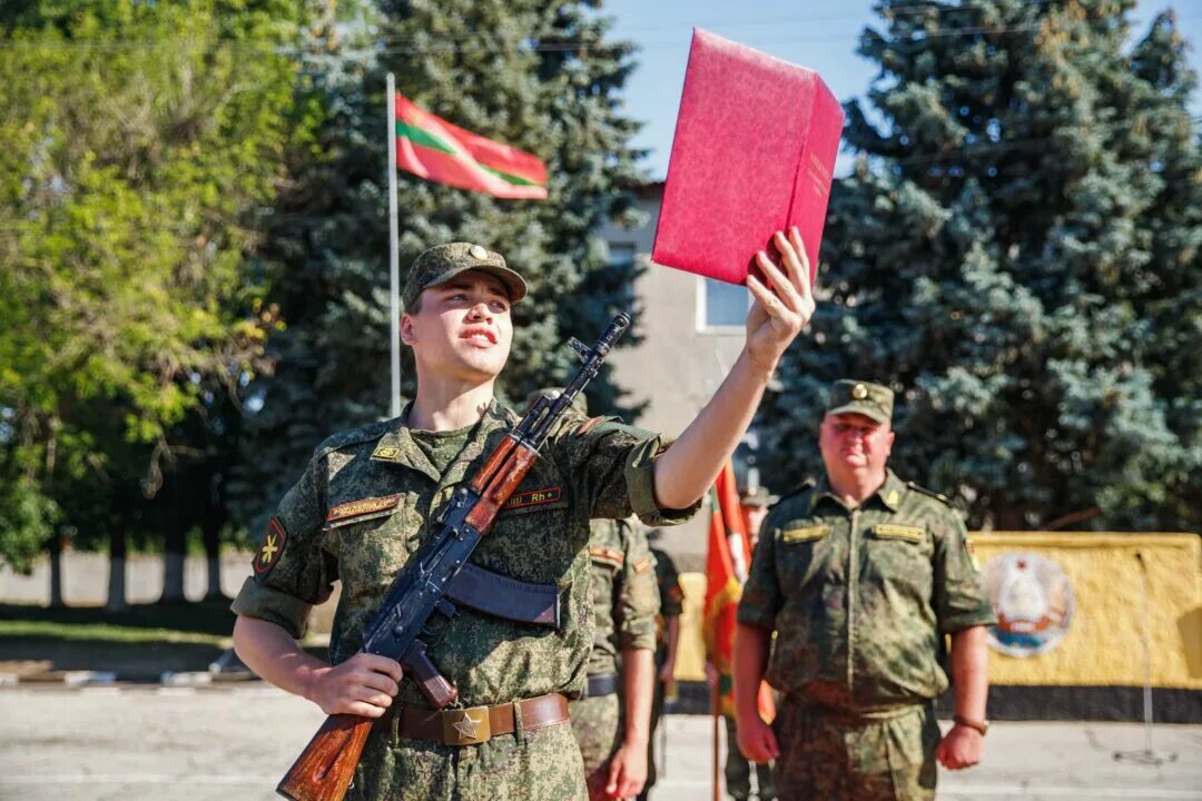 Сколько военных в приднестровье. Приднестровье присяга вс. Присяга армии Приднестровья. Приднестровская молдавская Республика армия. Миротворческий контингент Приднестровской Молдавской Республики.