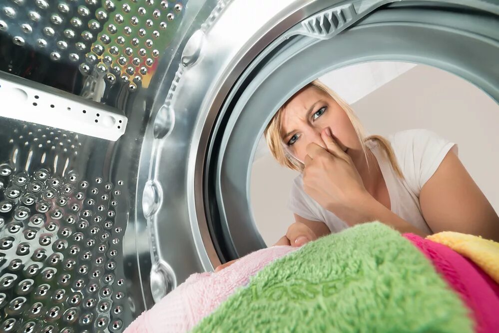 Почему полотенце воняет. Грязная стиральная машина. Вонь из стиральной машинки. Неприятный запах из машинки стиральной. Чистка стиральной машины.
