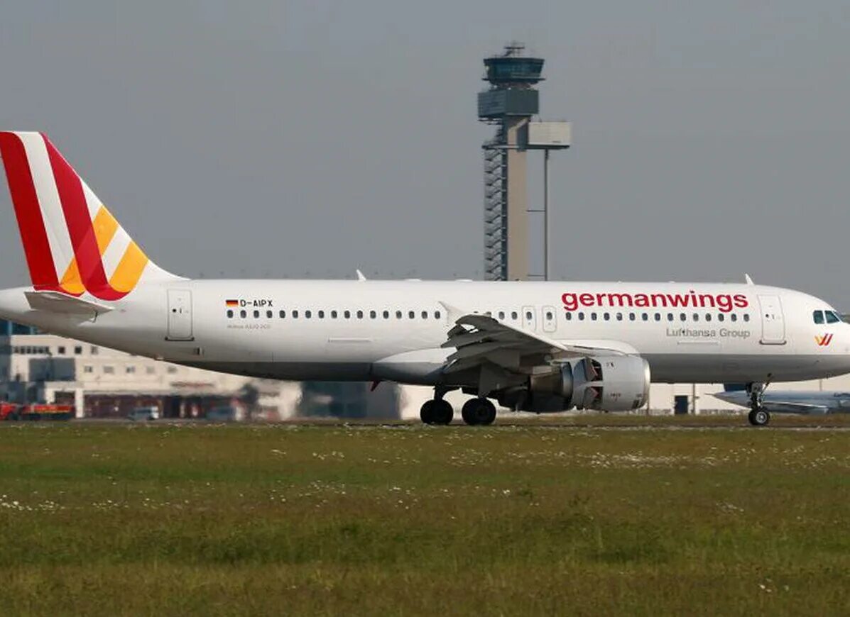 Airbus a320 Germanwings. Авиакомпании дискаунтеры. Гражданская Авиация Франции Европа. Авиакатастрофа в Дюссельдорфе 2015 пилот. Самолет 2015