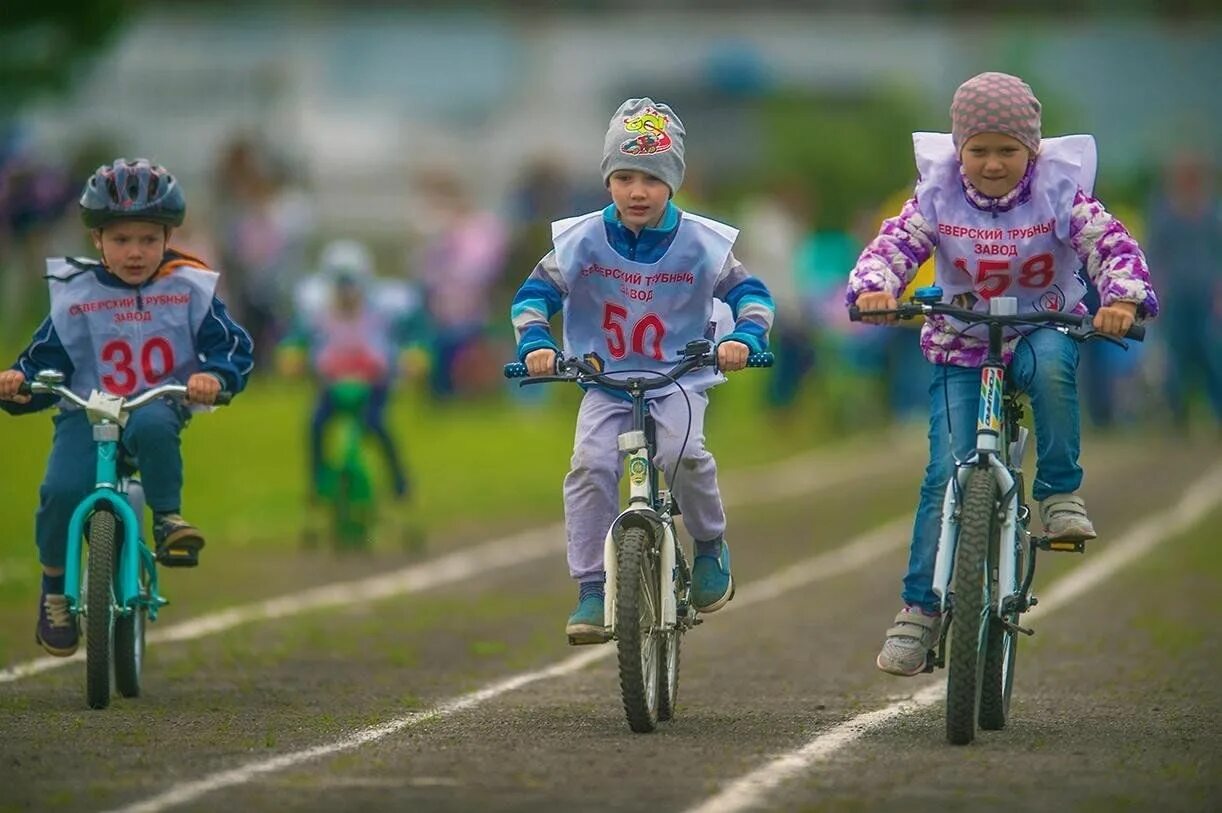 Малыш с гонок 14. Велоспорт для детей. Гонки на детских велосипедах. Велошкола для детей. Детские велогонки.