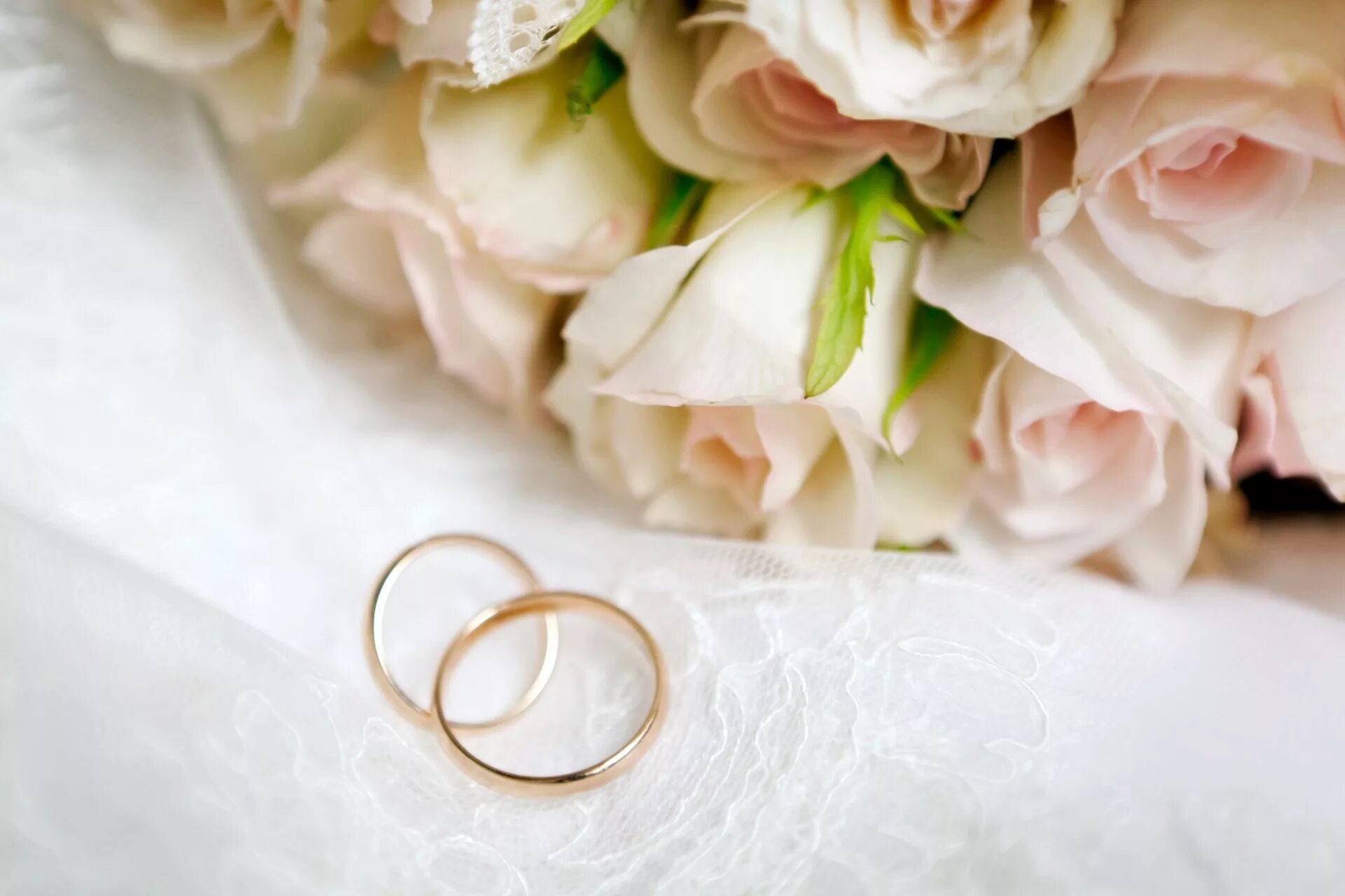 Свадебный букет и кольца. Обручальные кольца и цветы. Свадебный букет с обручальными кольцами. Свадебный фон.