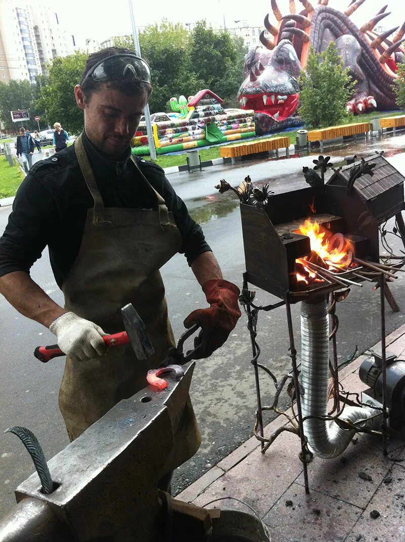 Художественная ковка. Класс ковки. Ковка металла. Кузнечный горн молот и наковальня. Наковальня и молот кузнец.