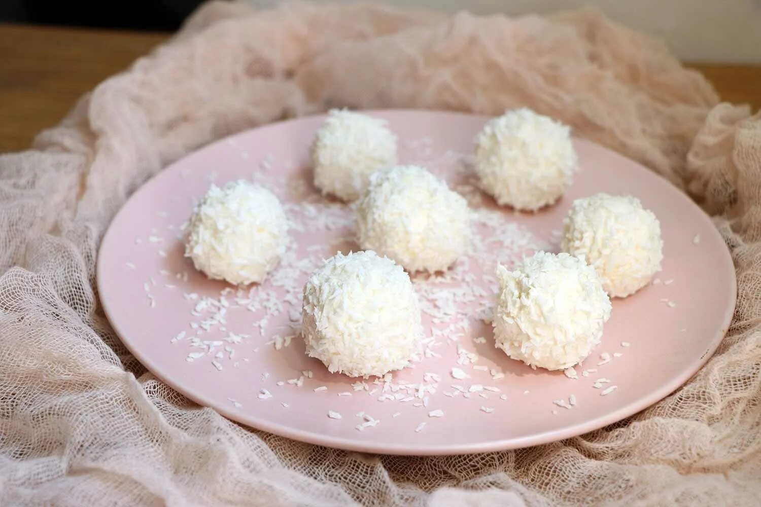Кокосовые конфеты рафаэлло. Пп рафаэлло. Конфеты из кокосовой стружки. Творожные шарики рафаэлло. Творожные рафаэлло.