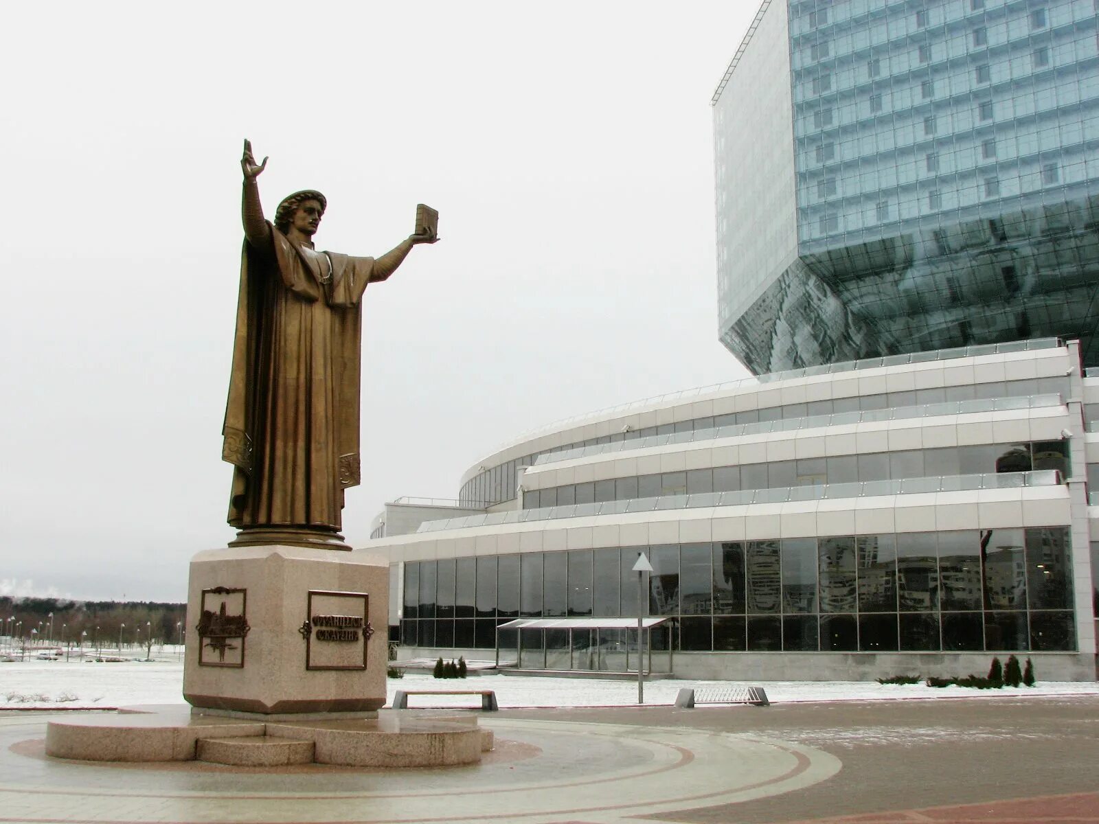 Белорусский первопечатник. Памятник Франциску Скорине в Минске. Франциск Скорина памятник. Памятник Франциску Скорине в Полоцке. Франциск Скорина скульптура.