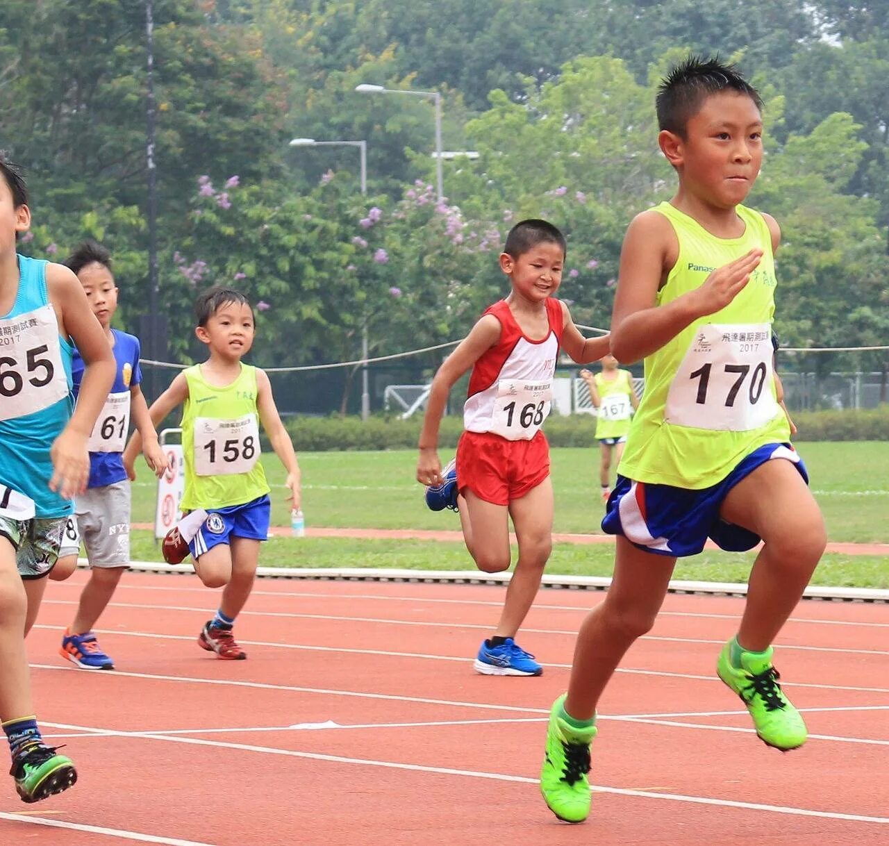 Спорт дети. Дети спорт бег. Легкая атлетика дети. Физкультура бег. Children do sports