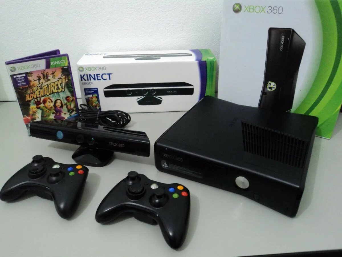 Какие какие 2 джойстика. Xbox 360 Slim. Приставка кинект Xbox 360. Xbox 360 Slim Kinect. Xbox 360 Slim 2 джойстика.