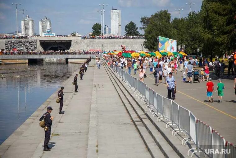 Площадь 1905 года екатеринбург день города. Плотинка екатеринбург вид сверху. Екатеринбург плотинка мероприятия. Исторический сквер екатеринбург 2022. Исторический сквер екатеринбург.