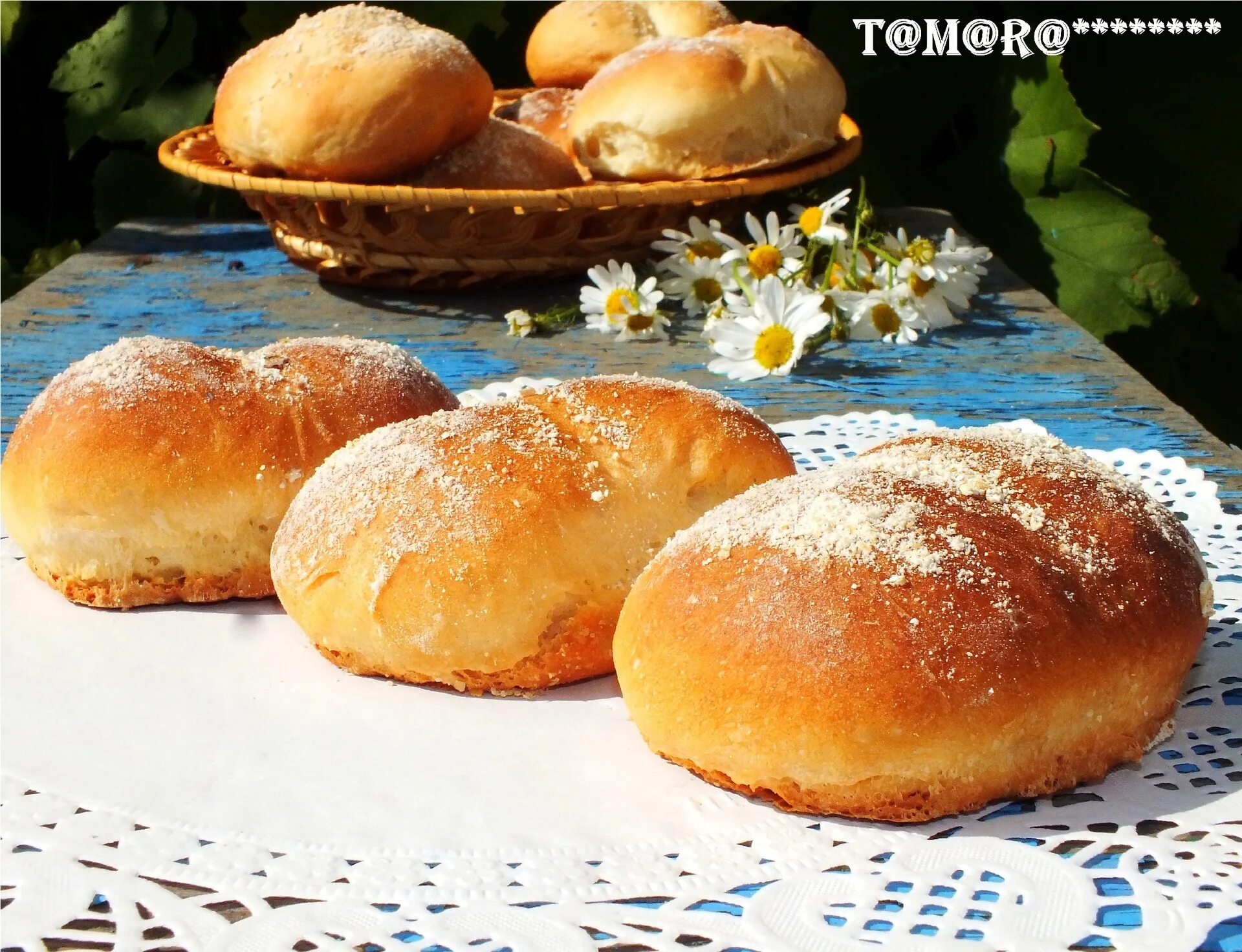 Булочки с медом. Булочки на завтрак. Вкусный завтрак с булочками. Булочка Петит. Булочка с медом.