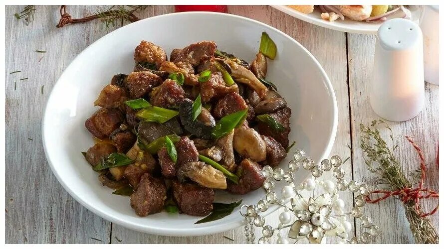 Мясо с грибами. Жареная свинина с луком и грибами. Мясо жареное с луком и грибами. Жареное легкое с луком. Жареная свинина с луком и грибами.